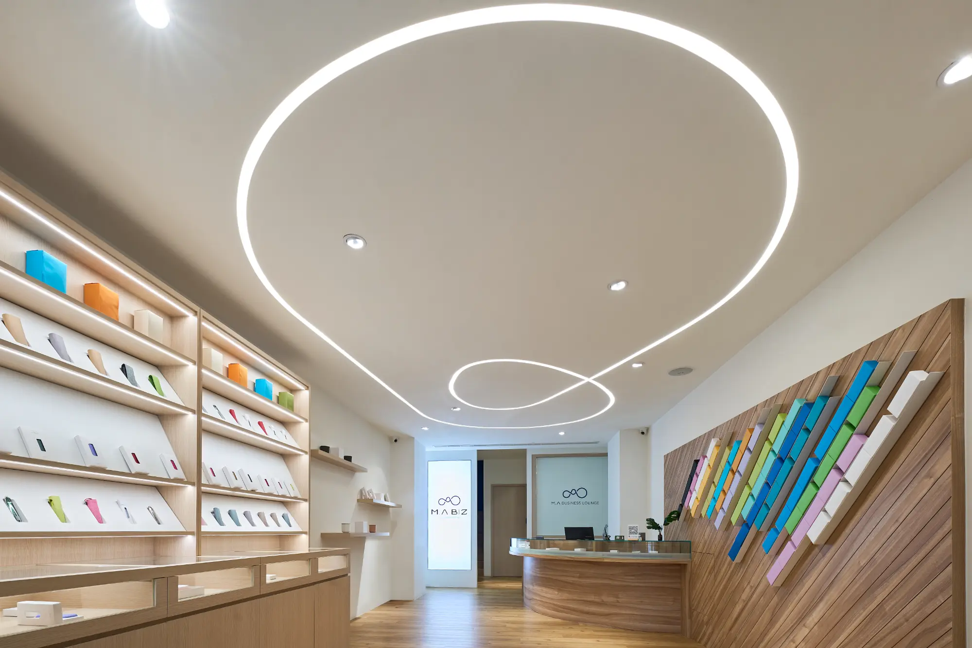 融合加熱菸、日本酒展銷的複合式店面空間