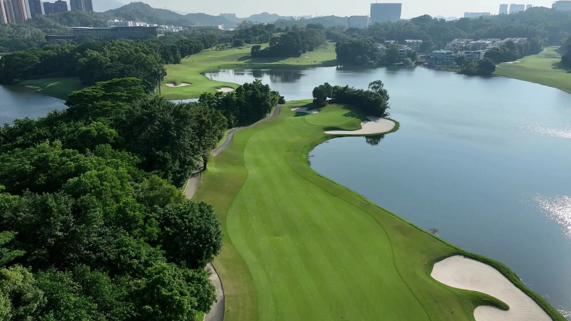 3D測繪1:1真實還原全球球場的高爾夫模擬器